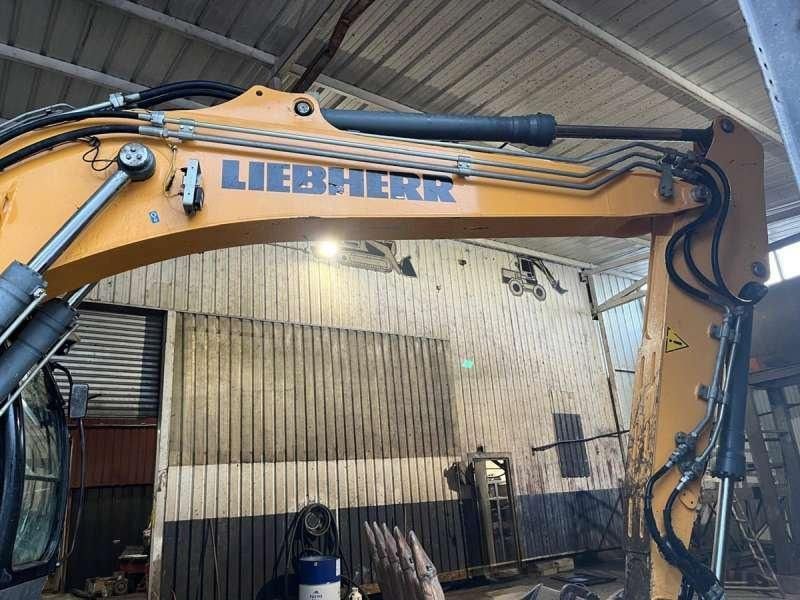 2015 Liebherr R926COMPACT LC crawler excavator boom detail 2015 Liebherr R926COMPACT LC crawler excavator boom detail