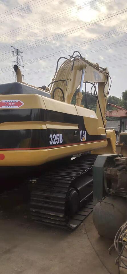 2006 Caterpillar 325B crawler excavator, rear three-quarter view