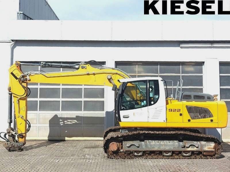 2017 Liebherr R922 SLC crawler excavator side view 2017 Liebherr R922 SLC crawler excavator side view