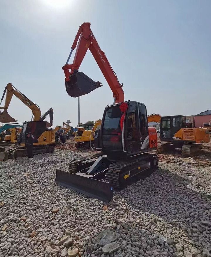 Hitachi ZAXIS 70 crawler excavator, front three-quarter view Hitachi ZAXIS 70 crawler excavator, front three-quarter view