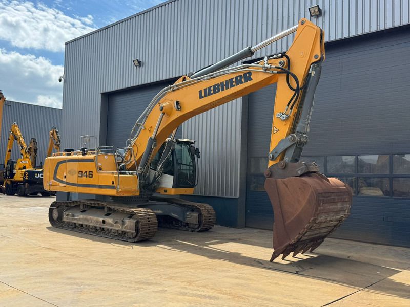 2018 Liebherr R946LC crawler excavator, side profile view 2018 Liebherr R946LC crawler excavator, side profile view