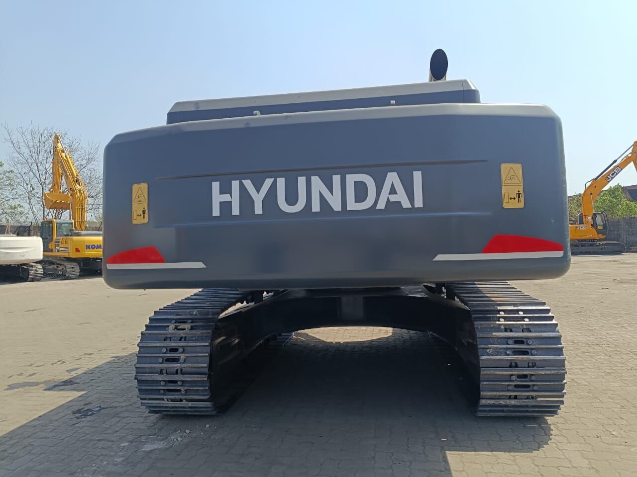 2025 Hyundai R340 crawler excavator rear view 2025 Hyundai R340 crawler excavator rear view