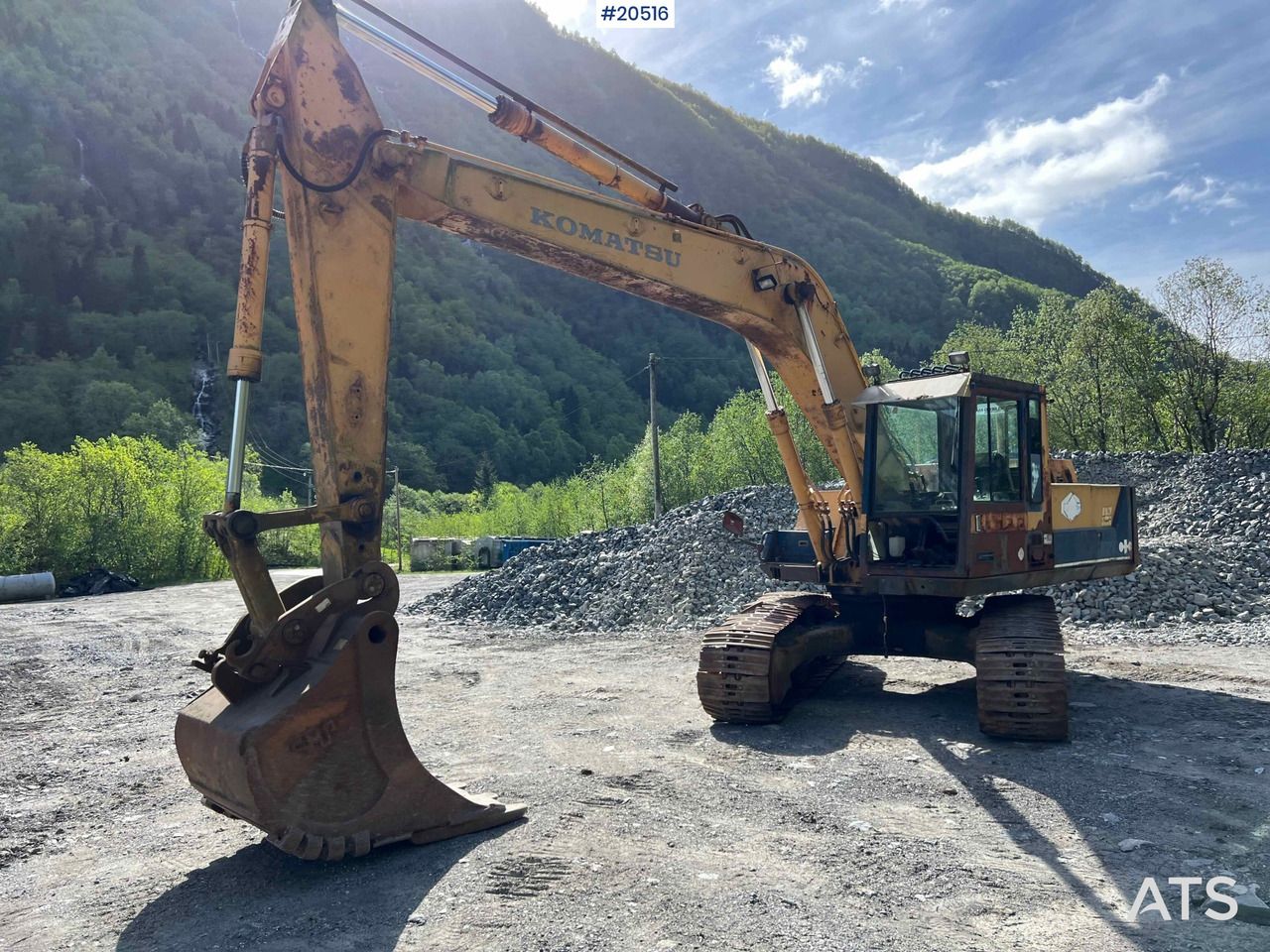 1998 Komatsu PC200-3 crawler excavator, side view 1998 Komatsu PC200-3 crawler excavator, side view