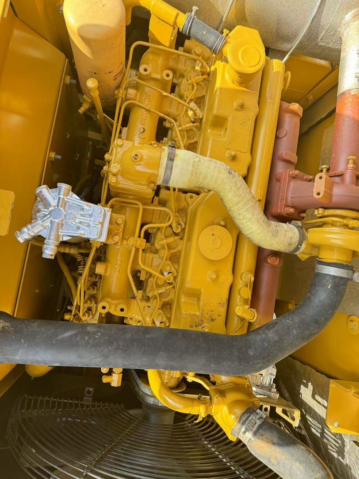 Vue du compartiment moteur d'une pelle sur chenilles Caterpillar 320CL de 2019
