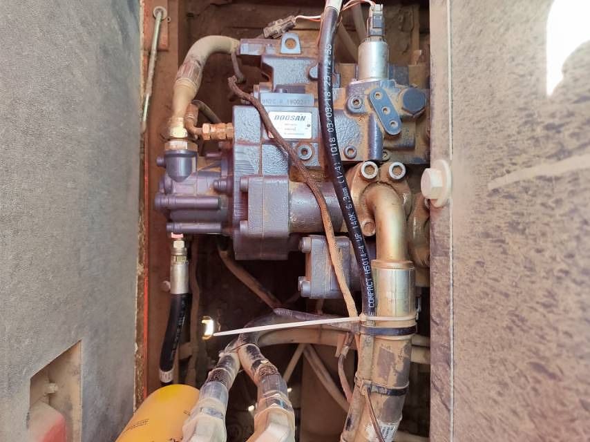 2019 Doosan DH220 crawler excavator hydraulic pump detail