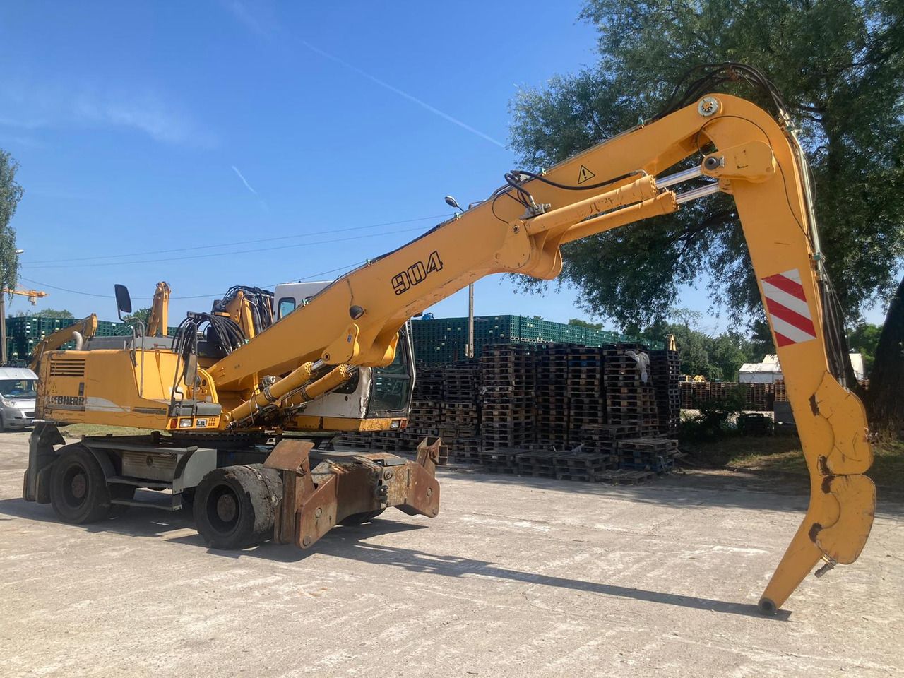 2007 Liebherr A904 Litronic material handler, side view 2007 Liebherr A904 Litronic material handler, side view