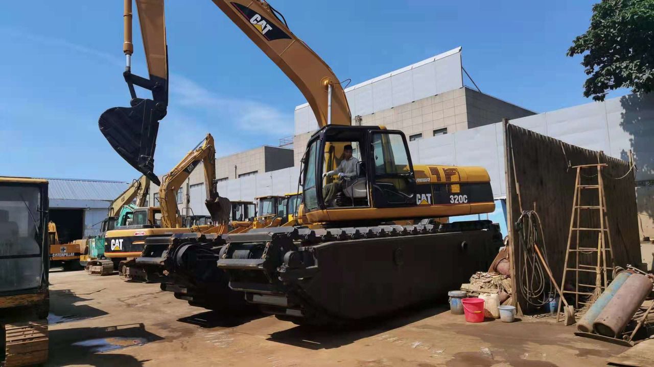Caterpillar 320C Amphibious Excavator, side view
