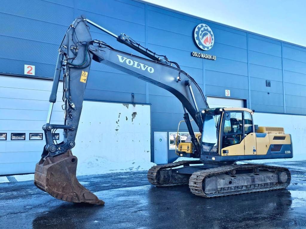 2013 Volvo EC250DL crawler excavator side view