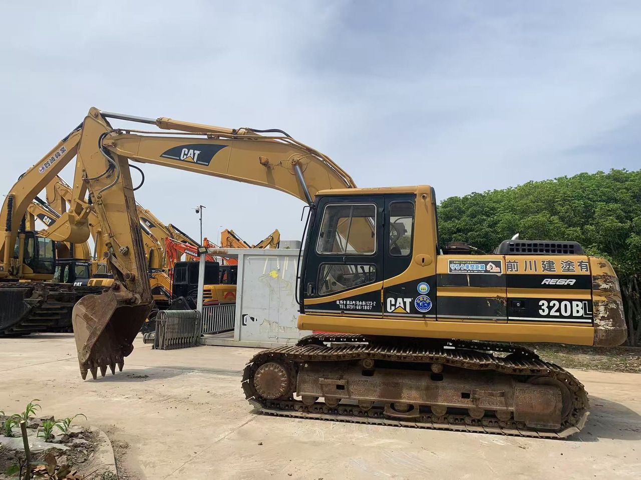 2015 Caterpillar 320BL crawler excavator side view 2015 Caterpillar 320BL crawler excavator side view