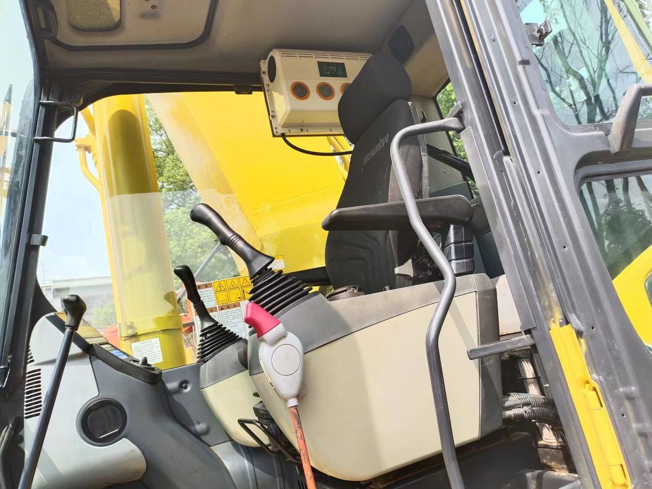 2019 Komatsu PC400-8 crawler excavator interior view 2019 Komatsu PC400-8 crawler excavator interior view