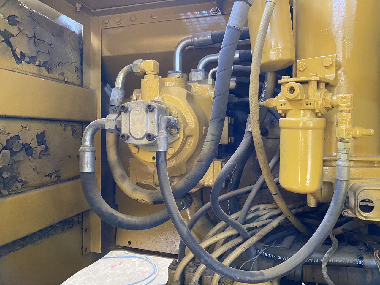 2008 Caterpillar 320B crawler excavator hydraulic pump detail