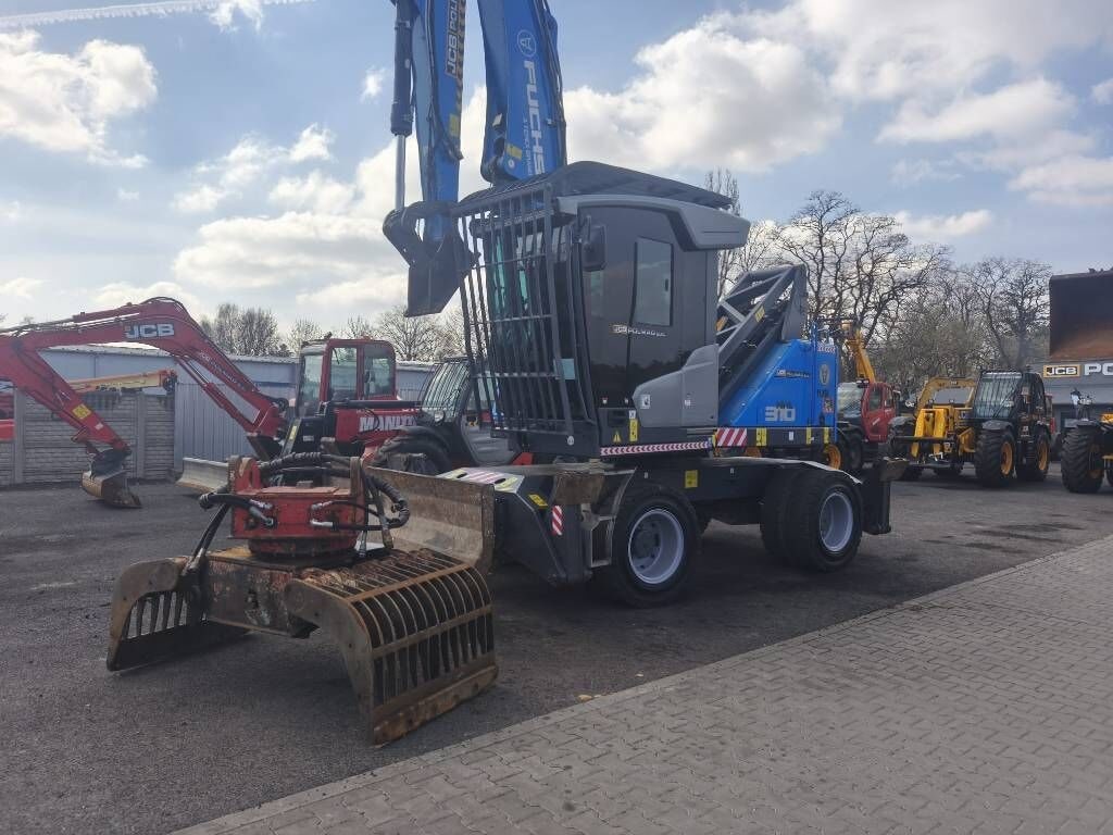 2019 Fuchs MHL 310 wheel excavator, front three-quarter view