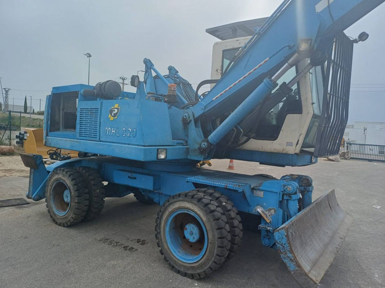 2003 Fuchs MHL320 wheel excavator, side view 2003 Fuchs MHL320 wheel excavator, side view