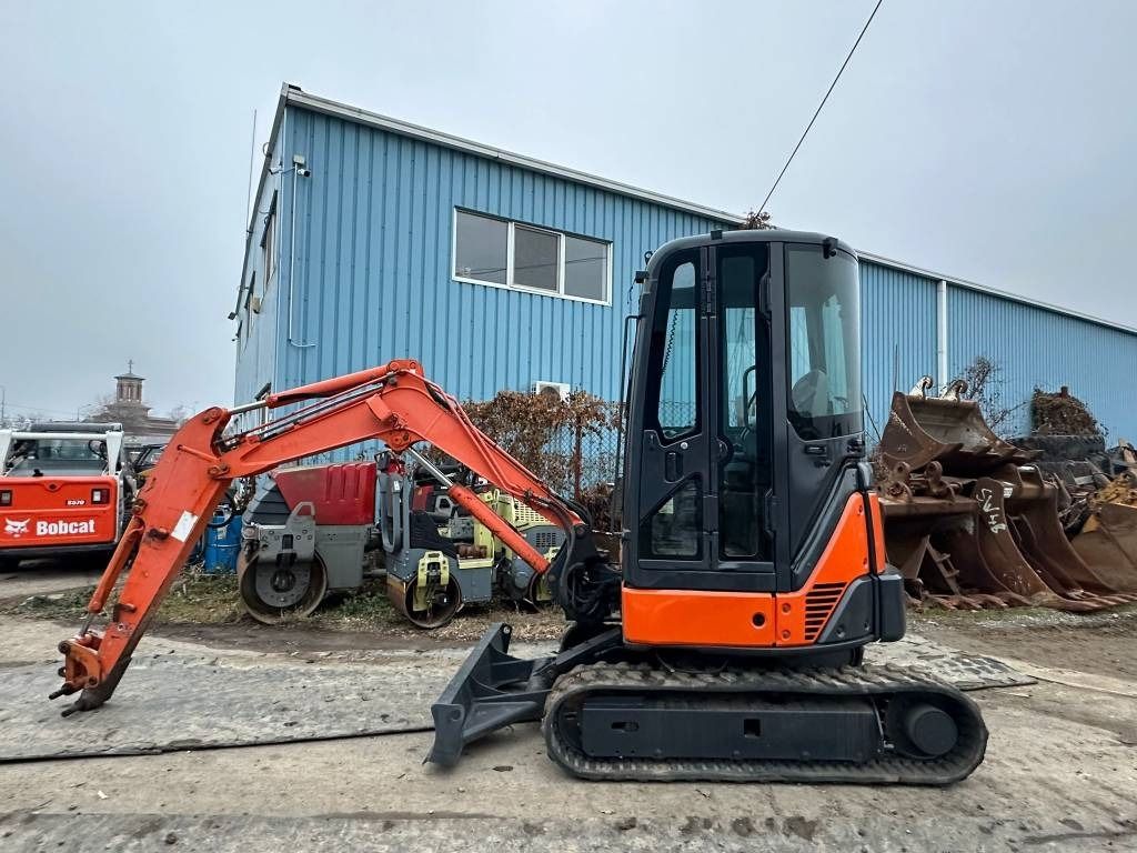 2006 Hitachi ZX27 U-2 mini excavator, side view