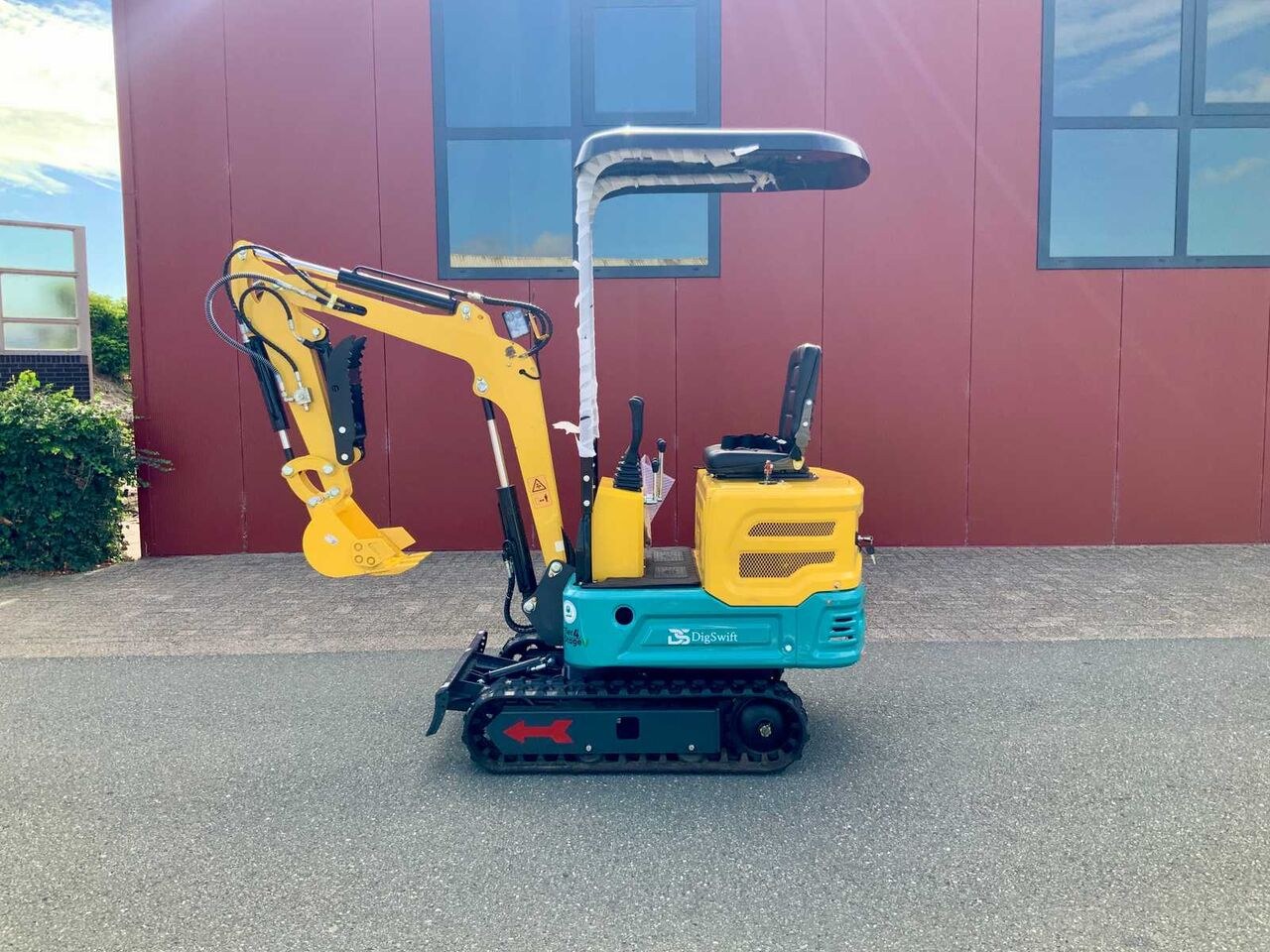 2025 DigSwift DS13G mini excavator side view 2025 DigSwift DS13G mini excavator side view