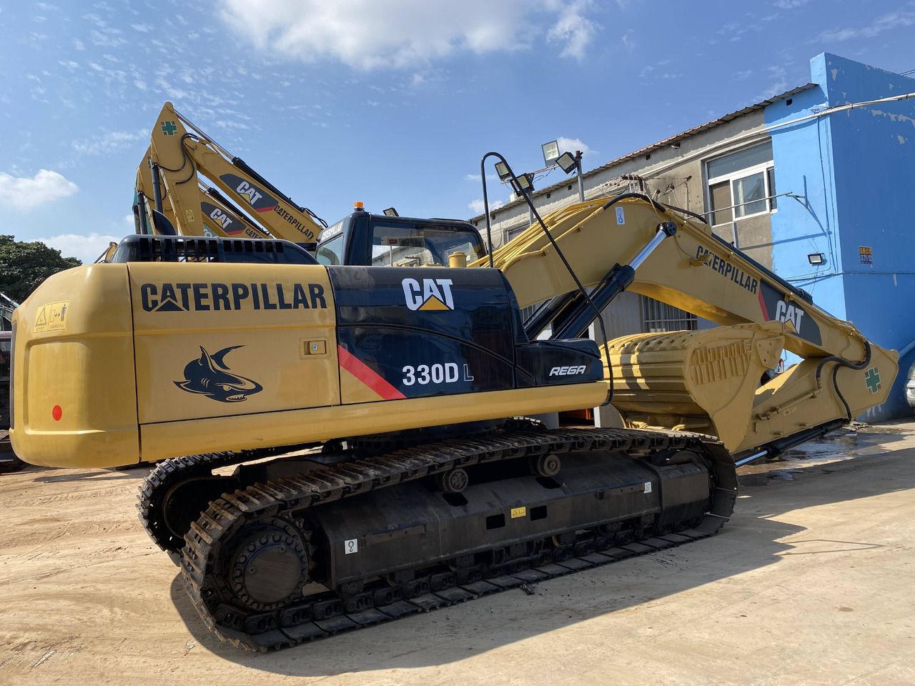 2016 Caterpillar 330DL crawler excavator, side profile view