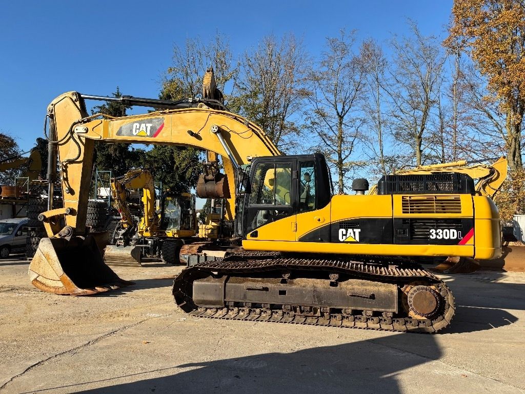 2007 Caterpillar 330DL crawler excavator, side view 2007 Caterpillar 330DL crawler excavator, side view