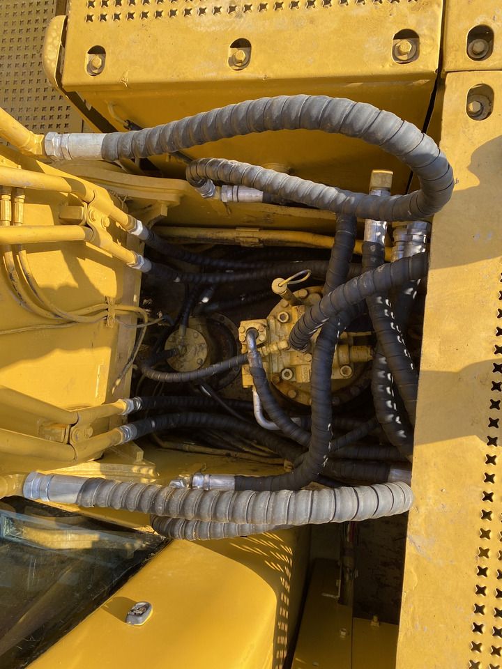 Excavadora de orugas Caterpillar 320CL 2017 vista del compartimento hidráulico Excavadora de orugas Caterpillar 320CL 2017 vista del compartimento hidráulico