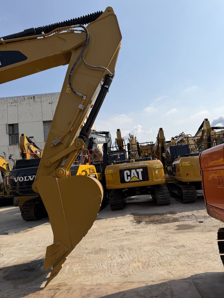 2025 Caterpillar 330DL crawler excavator boom and bucket detail 2025 Caterpillar 330DL crawler excavator boom and bucket detail