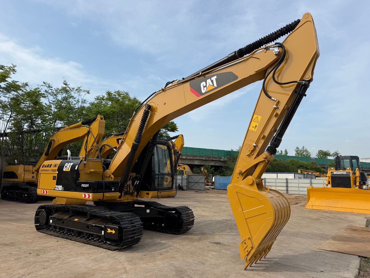 2020 Caterpillar 320D2 crawler excavator, side profile view 2020 Caterpillar 320D2 crawler excavator, side profile view