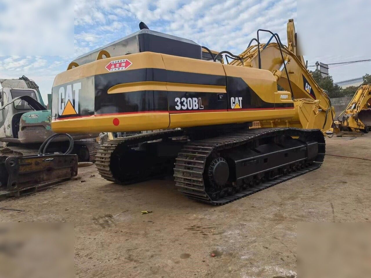 2008 Caterpillar 330BL crawler excavator, rear three-quarter view 2008 Caterpillar 330BL crawler excavator, rear three-quarter view