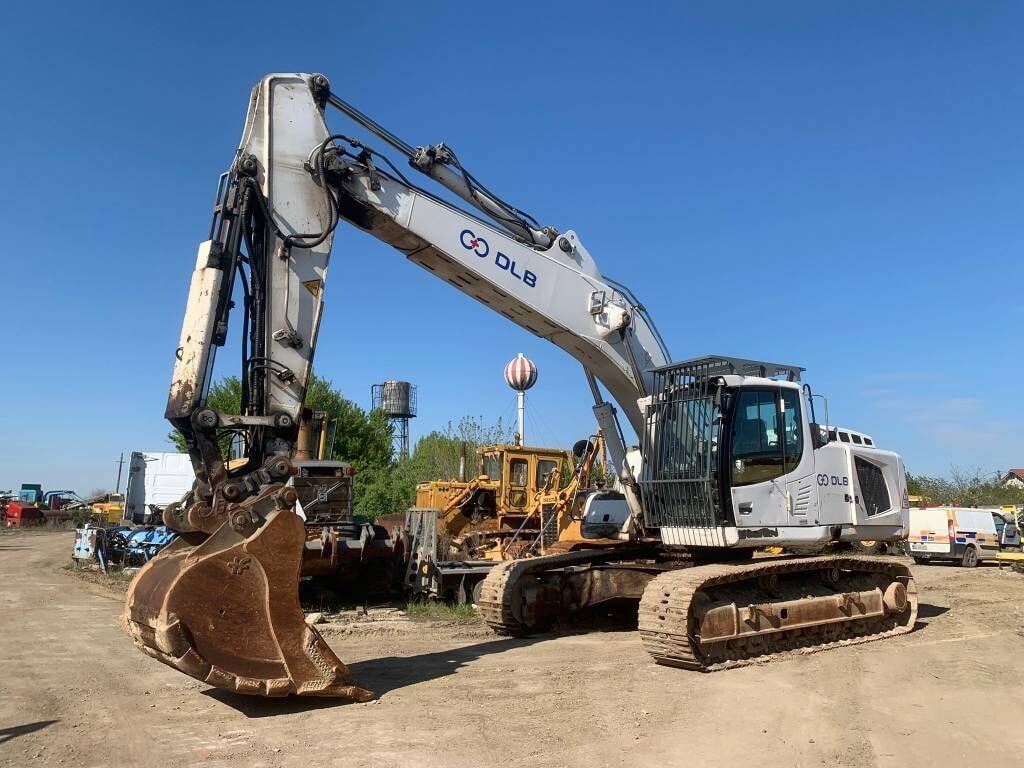 2014 Liebherr R936LC crawler excavator, side view 2014 Liebherr R936LC crawler excavator, side view