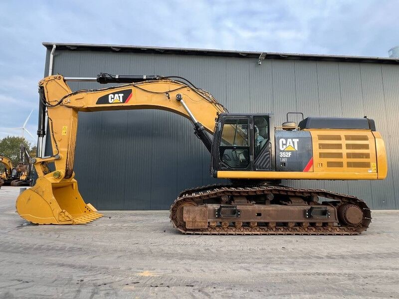 2015 Caterpillar 352F crawler excavator, side view 2015 Caterpillar 352F crawler excavator, side view
