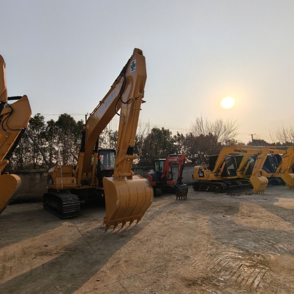 2022 Caterpillar 320CL гусеничный экскаватор, вид спереди под углом