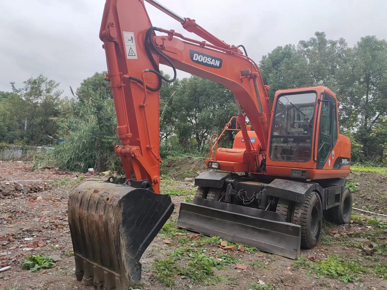 2018 Doosan DH150W-7 wheel excavator, front three-quarter view 2018 Doosan DH150W-7 wheel excavator, front three-quarter view