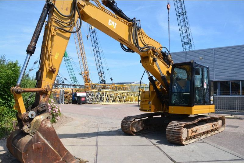 2016 Caterpillar 325FL crawler excavator, side view 2016 Caterpillar 325FL crawler excavator, side view