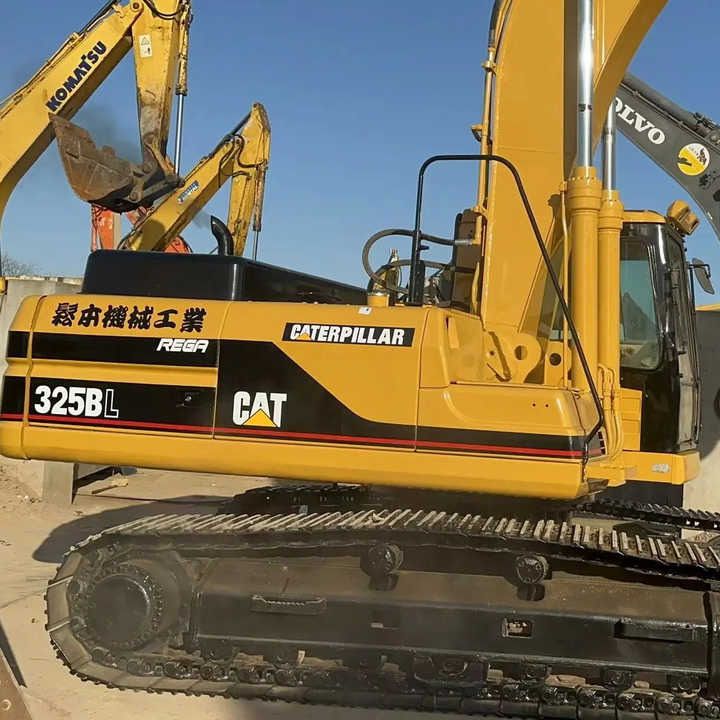 1996 Caterpillar 325BL crawler excavator side view 1996 Caterpillar 325BL crawler excavator side view