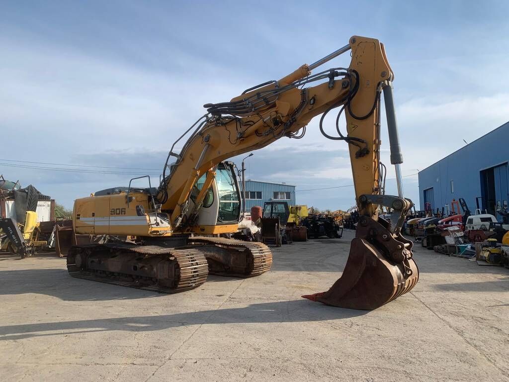 2012 Liebherr R906C LC LITRONIC crawler excavator, side profile view 2012 Liebherr R906C LC LITRONIC crawler excavator, side profile view