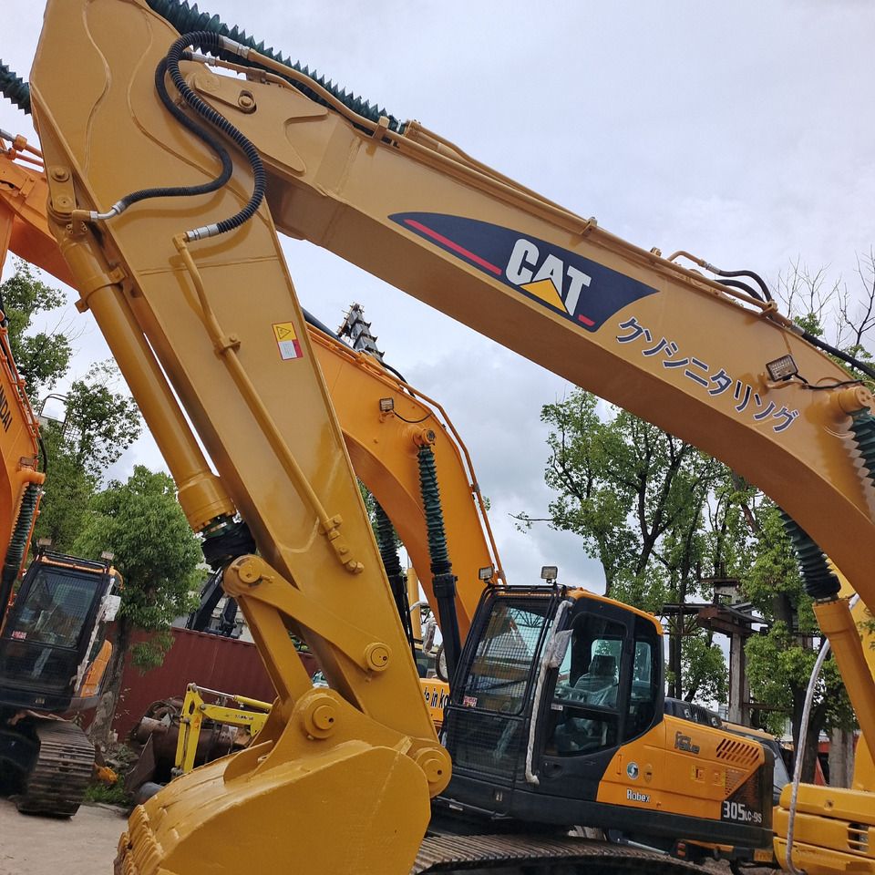 Гусеничний екскаватор 2023 Caterpillar 320CL, вид на стрілу й кабіну