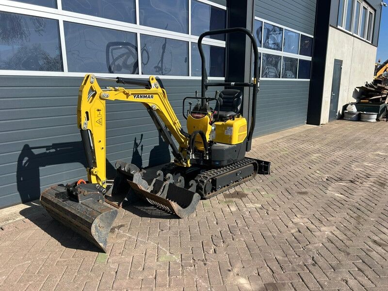 2016 Yanmar VIO10-2A mini excavator, side view 2016 Yanmar VIO10-2A mini excavator, side view