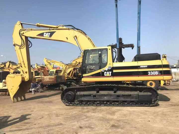 Caterpillar 330BL crawler excavator, side view Caterpillar 330BL crawler excavator, side view