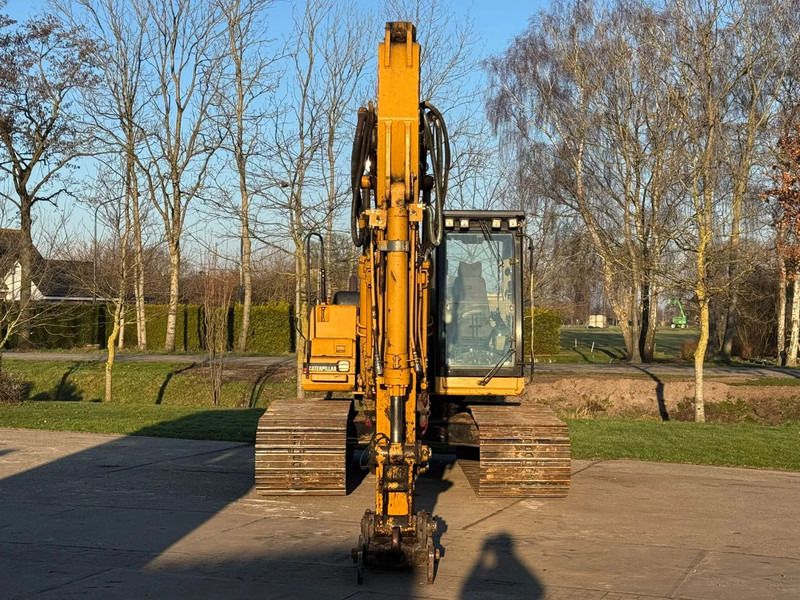 2000 Caterpillar 320BL crawler excavator, front view 2000 Caterpillar 320BL crawler excavator, front view