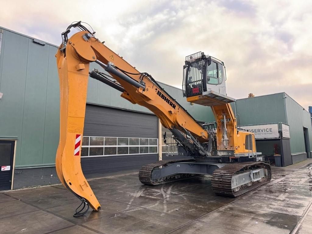 2017 Liebherr LH40C EW material handler, side view 2017 Liebherr LH40C EW material handler, side view