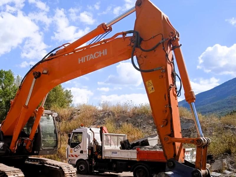 2011 Hitachi ZX350LCN-3 crawler excavator boom and cab view 2011 Hitachi ZX350LCN-3 crawler excavator boom and cab view