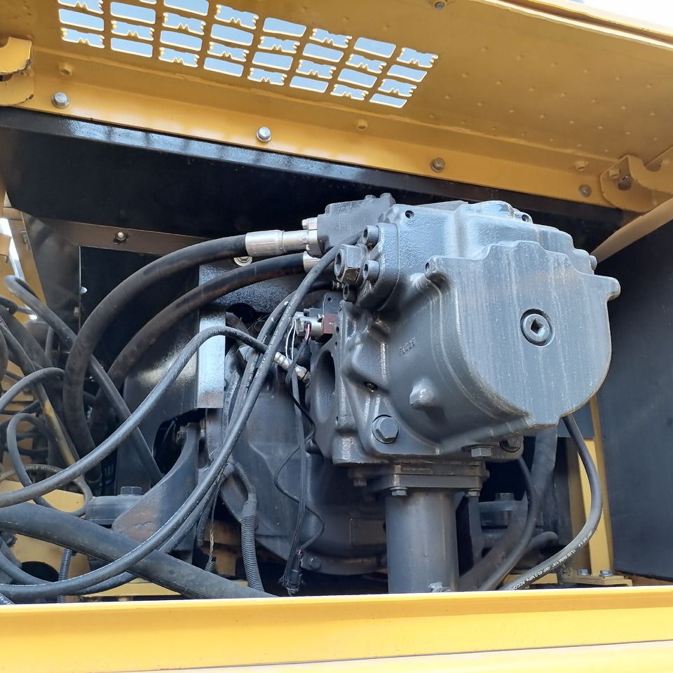 2018 Komatsu PC450-8 crawler excavator engine compartment view 2018 Komatsu PC450-8 crawler excavator engine compartment view