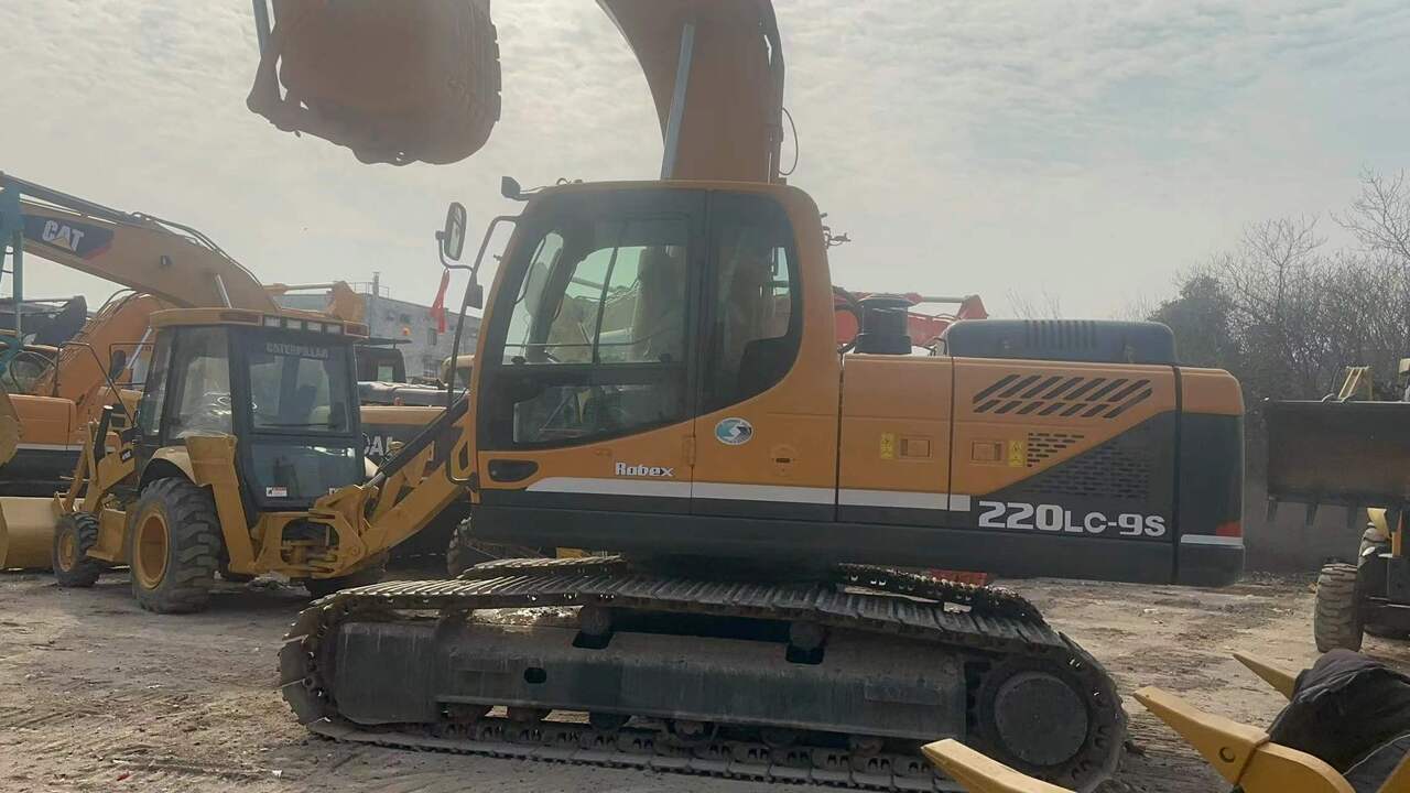 2016 Hyundai R220LC-9S crawler excavator side view 2016 Hyundai R220LC-9S crawler excavator side view