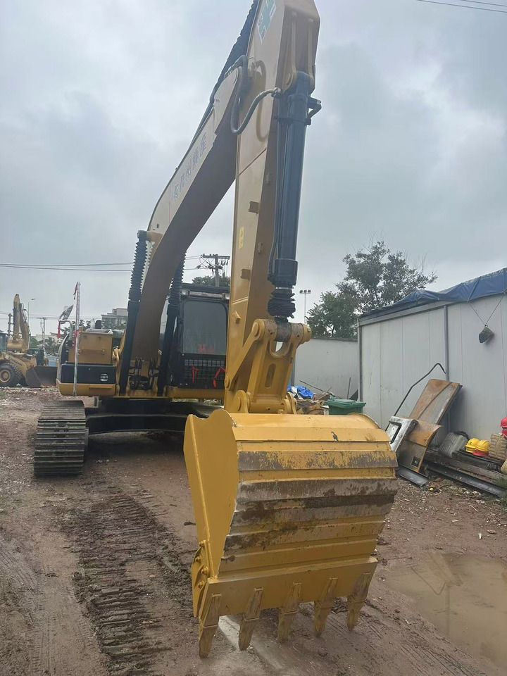 Caterpillar 320D2L paletli ekskavatör, ön görünüm Caterpillar 320D2L paletli ekskavatör, ön görünüm