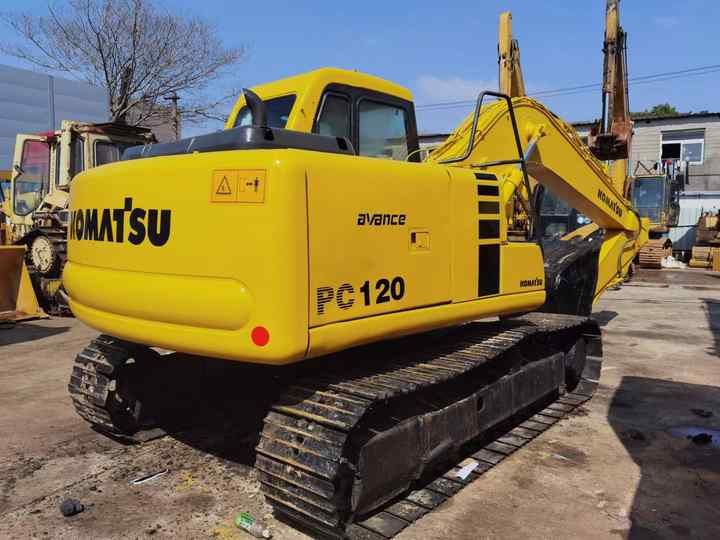 Pelle sur chenilles Komatsu PC120 2018, vue arrière trois-quarts Pelle sur chenilles Komatsu PC120 2018, vue arrière trois-quarts