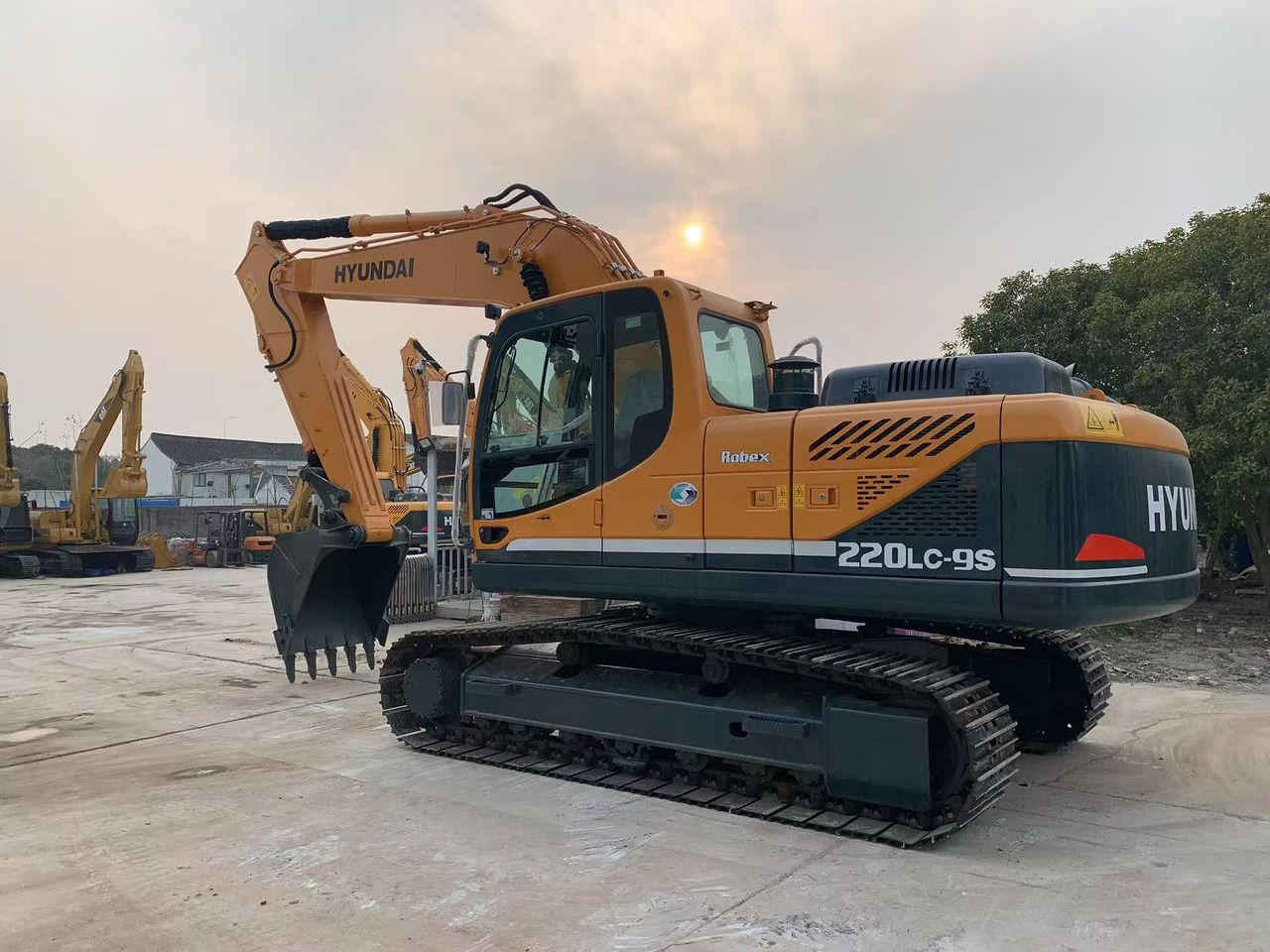 2022 Hyundai R220LC-9S crawler excavator, side view