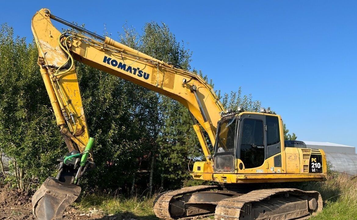 2006 Komatsu PC210LC-8 crawler excavator, side view 2006 Komatsu PC210LC-8 crawler excavator, side view