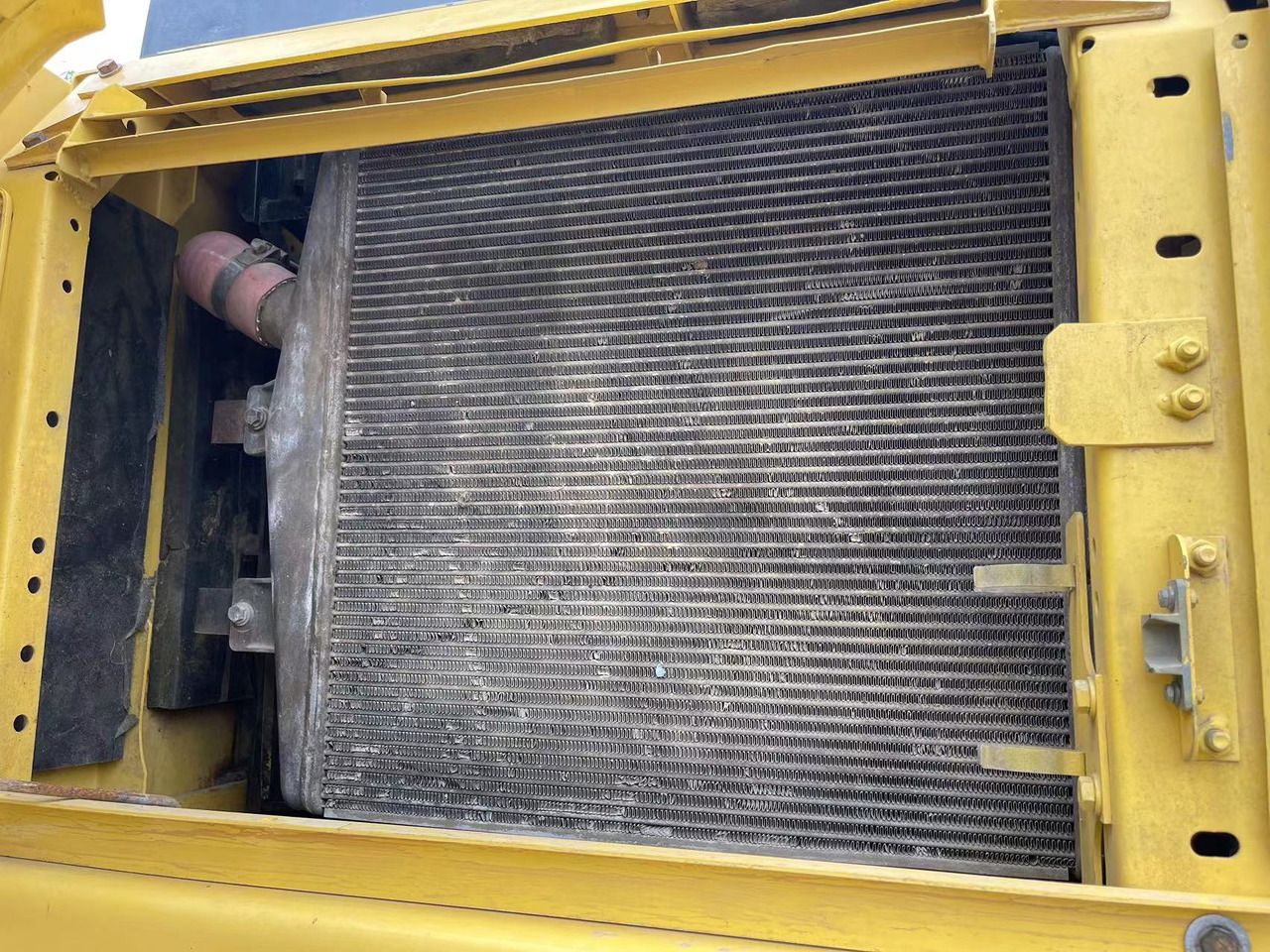 2022 Komatsu PC400-8 crawler excavator radiator view 2022 Komatsu PC400-8 crawler excavator radiator view