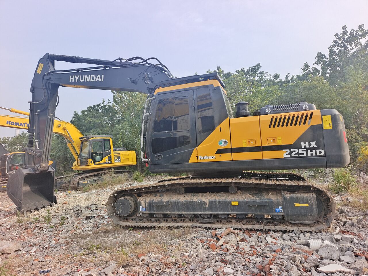 2025 Hyundai HX225HD crawler excavator, side view