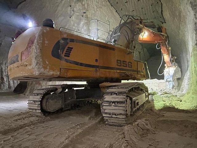 2018 Liebherr R956 HD crawler excavator rear three-quarter view 2018 Liebherr R956 HD crawler excavator rear three-quarter view