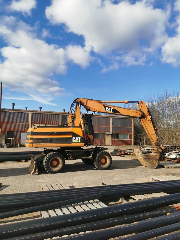 2001 Caterpillar M318 wheel excavator, side profile view 2001 Caterpillar M318 wheel excavator, side profile view