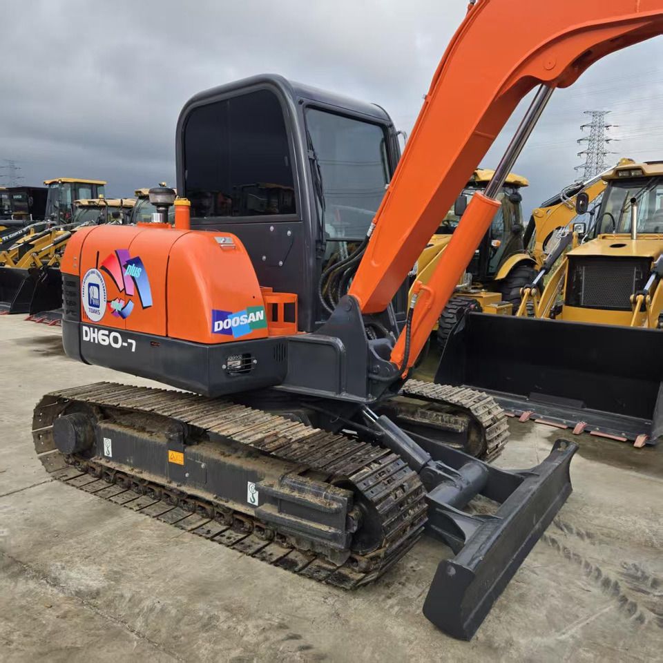 2019 Doosan DH60-7 excavator, side view 2019 Doosan DH60-7 excavator, side view