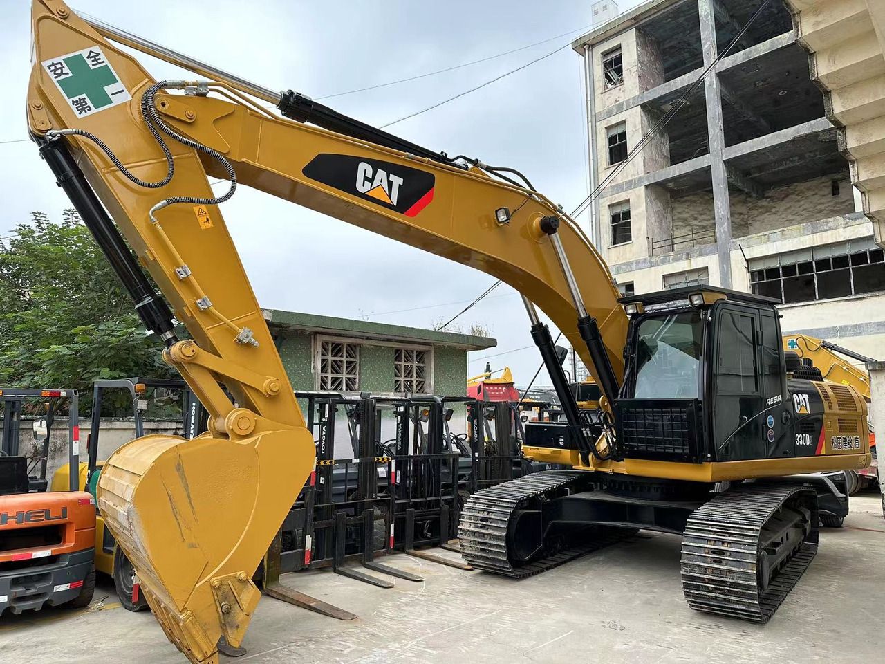 2023 Caterpillar 330D2 crawler excavator, side profile view 2023 Caterpillar 330D2 crawler excavator, side profile view